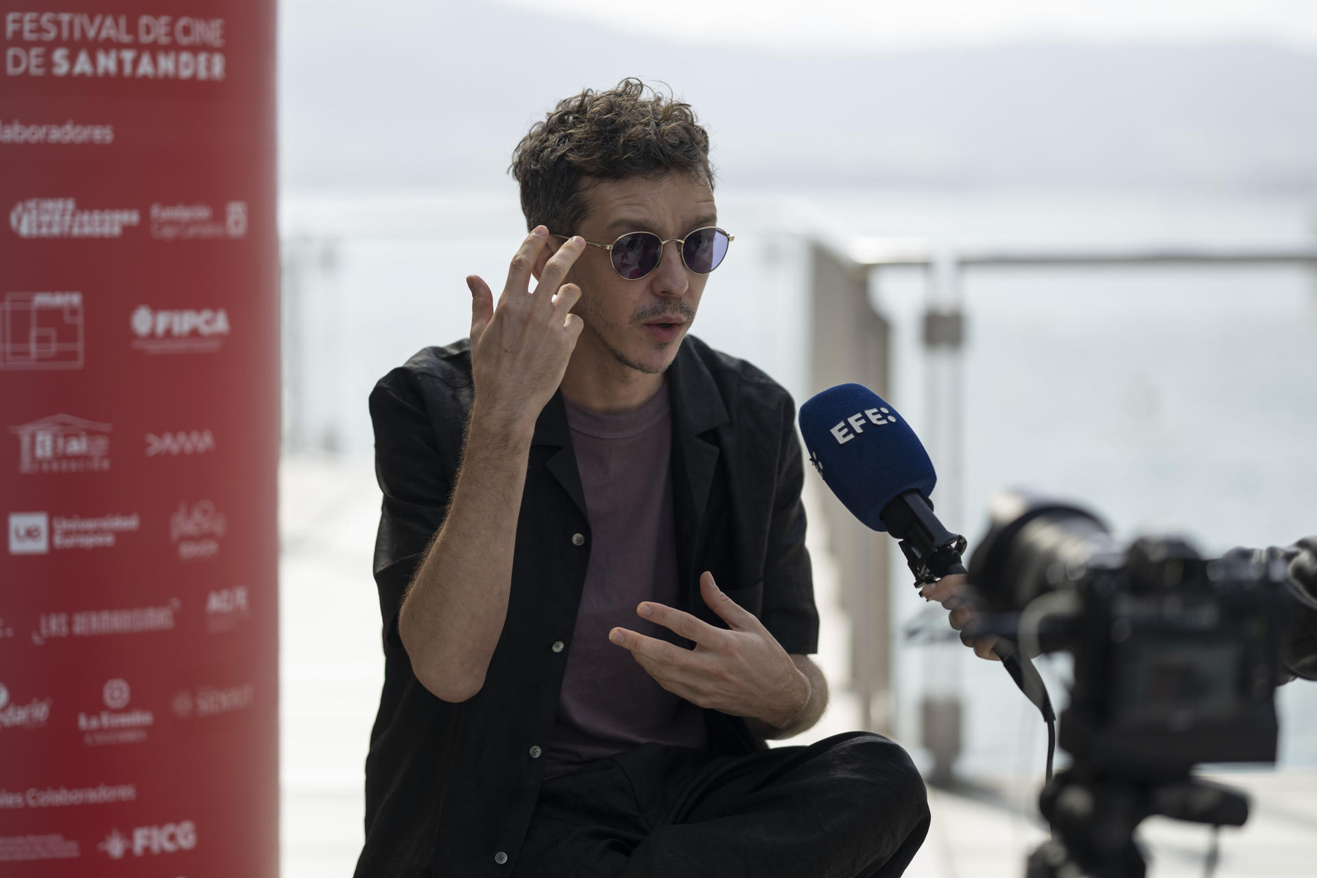 El actor argentino Nahuel Pérez Biscayart, durante una entrevista con Efe en la que asegura que "más allá de los discursos bonitos y llenos de supuesta humanidad", hay que tomar acciones que puedan "salvar las vidas que se están perdiendo", en referencia a la situación en Palestina. EFE/Pedro Puente Hoyos