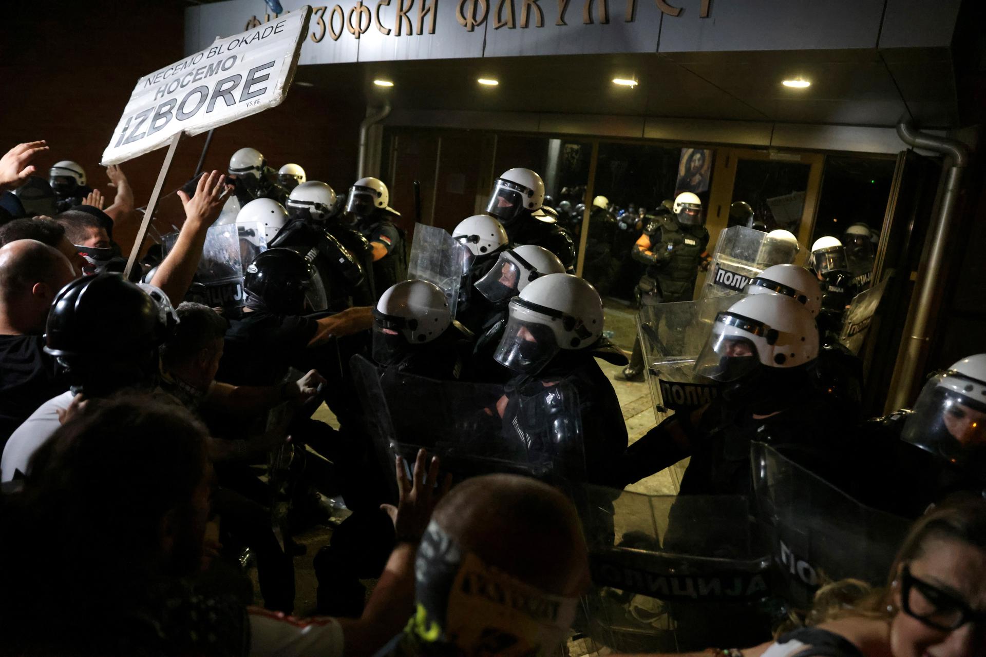 Manifestantes se enfrentan a la policía antidisturbios durante una protesta contra la brutalidad policial en Novi Sad, Serbia, el 5 de septiembre de 2025. EFE/ANDREJ CUKIC