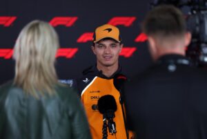 El británico Lando Norris (McLaren), en el garaje de su equipo en el Circuito de Bakú, durante los entrenamientos libres del Gran Premio de Formula 1 de Azerbaiyán.EFE/EPA/ALI HAIDER