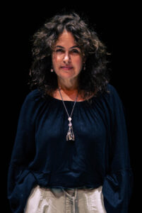 Fotografía cedida hoy, por el CCA Teatro Casa de la Paz, donde se observa a la autora británico-palestina Selma Dabbagh, posando en la Ciudad de México (México). EFE/Mauricio Tapia/CCA Teatro Casa de la Paz /SOLO USO EDITORIAL/NO VENTAS/SOLO DISPONIBLE PARA ILUSTRAR LA NOTICIA QUE ACOMPAÑA (CRÉDITO OBLIGATORIO)