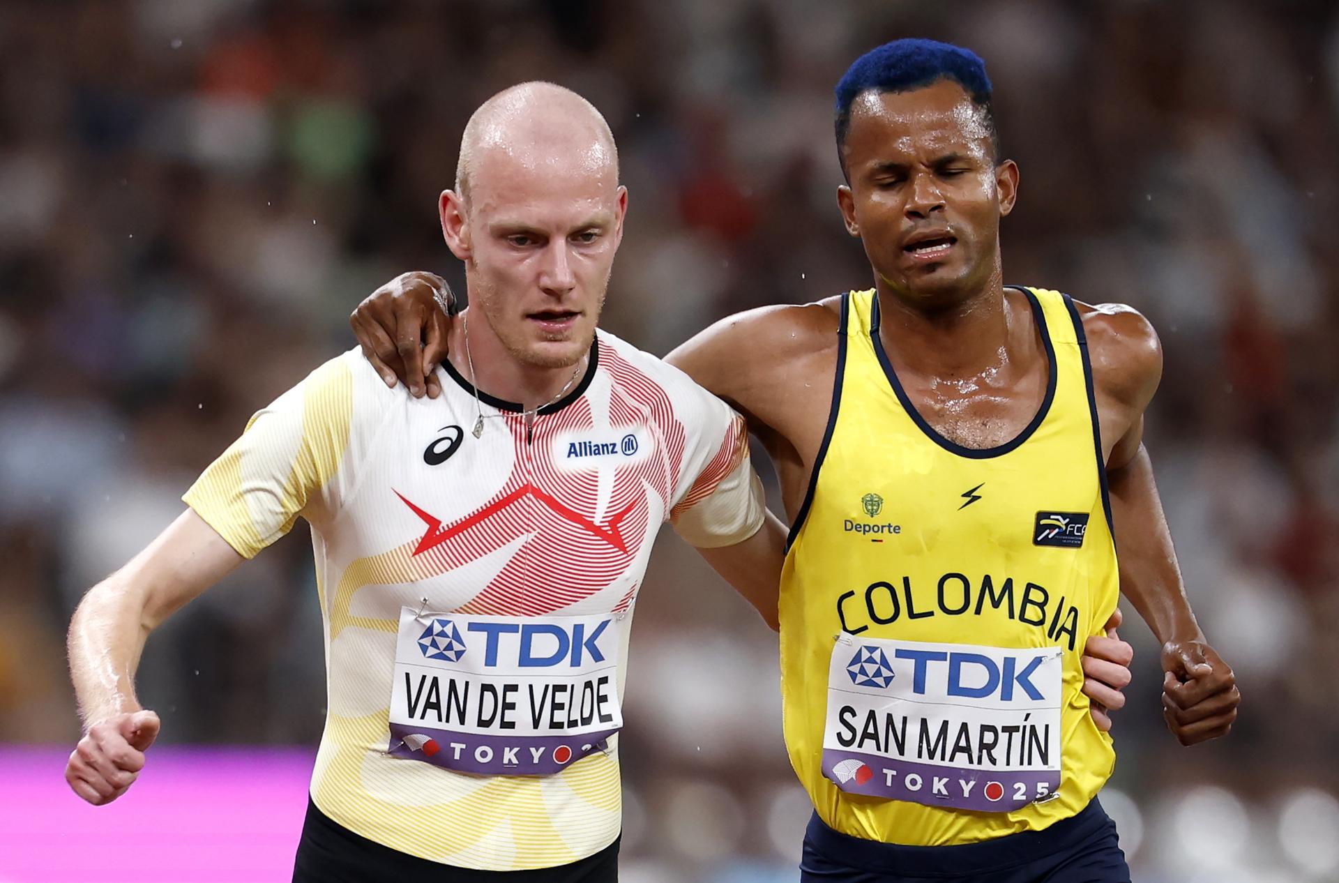 El belga Tim Van De Velde (i) ayuda a cruzar la meta al colombiano Carlos San Martin, tras lesionarse este en la serie 3 de los 3000 m. obstáculos de los Mundiales de Tokio. EFE/EPA/FRANCK ROBICHON