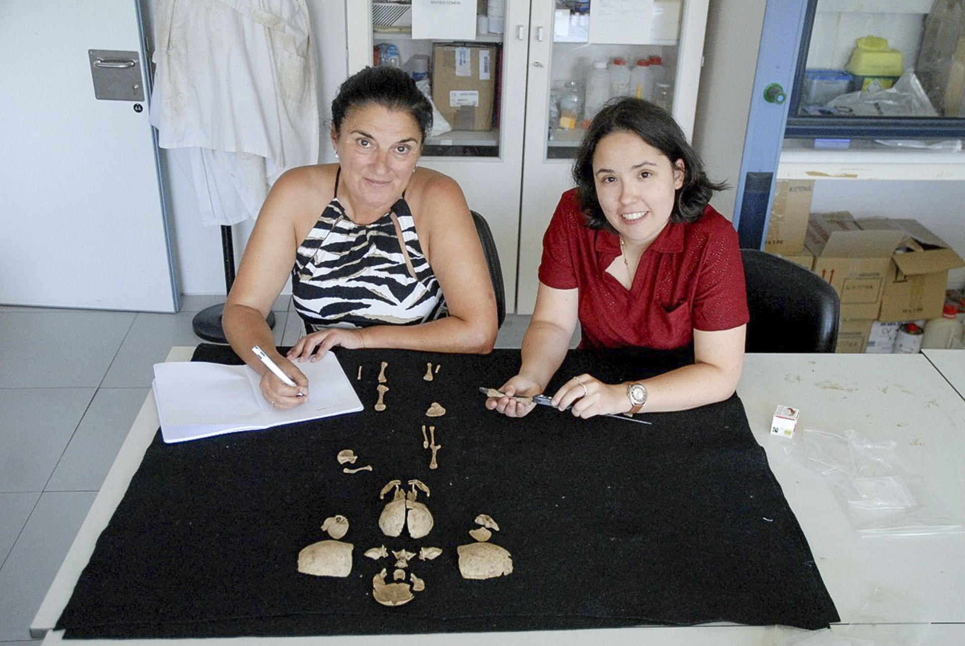 La profesora Rebeca García González (izquierda) y Marta Fernández Viejo, investigadora predocotral-Junta Castilla y León (programa en Evolución Humana de la UBU) con los restos del estudio. Una investigación conjunta entre las universidades de Burgos y León ha permitido descubrir el que sería el primer enterramiento de un recién nacido documentado en un campamento romano de la península ibérica, en concreto, en el Castrum romano de la Legio VI Victrix en León. El estudio, publicado en la revista Childhood in the Past, lo han realizado investigadores del Laboratorio de Evolución Humana de la Universidad de Burgos (UBU) y de la Universidad de León (ULe) sobre los restos hallados en 2006 en la excavación arqueológica realizada en el campamento romano. EFE/ José Miguel Carretero. LEH-UBU SOLO USO EDITORIAL/SOLO DISPONIBLE PARA ILUSTRAR LA NOTICIA QUE ACOMPAÑA (CRÉDITO OBLIGATORIO)