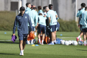 El entrenador del Athlteic de BIlbao, Ernesto Valverde este jueves durante el entrenamiento. EFE/Luis Tejido