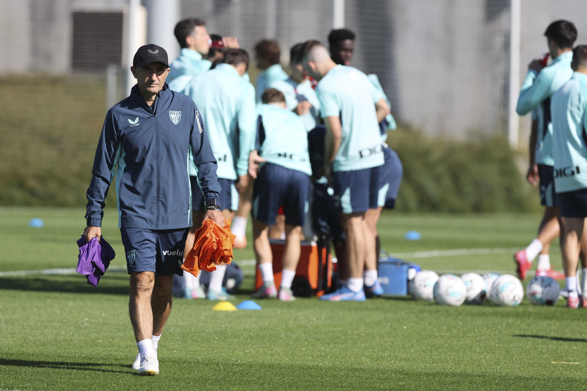 El entrenador del Athlteic de BIlbao, Ernesto Valverde este jueves durante el entrenamiento. EFE/Luis Tejido