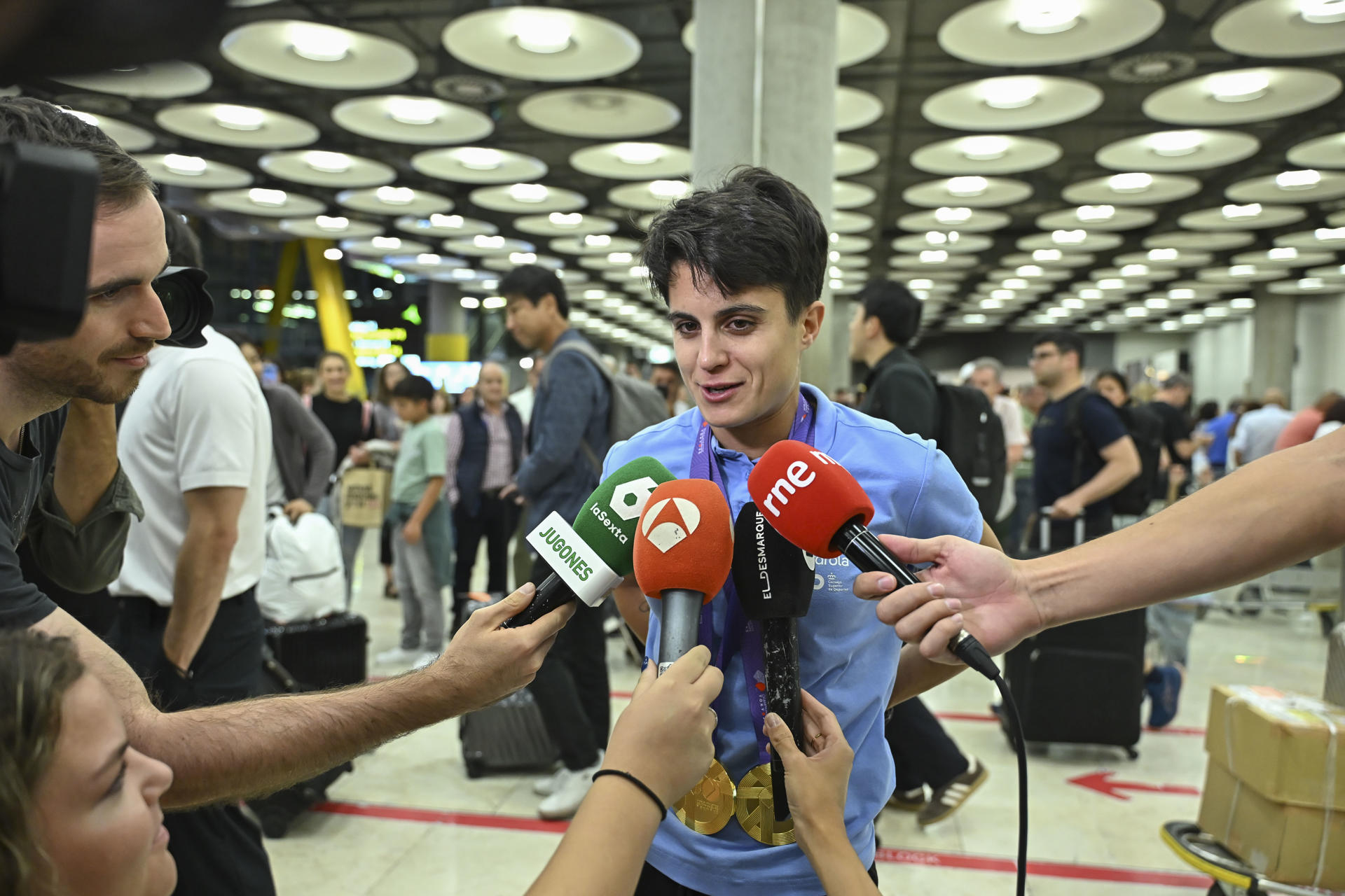 La atleta María Pérez llega este domingo a Madrid con sus dos oros conseguidos en el Mundial de Atletismo de Tokio en 20 y 35 kilómetros marcha. EFE/Fernando Villar