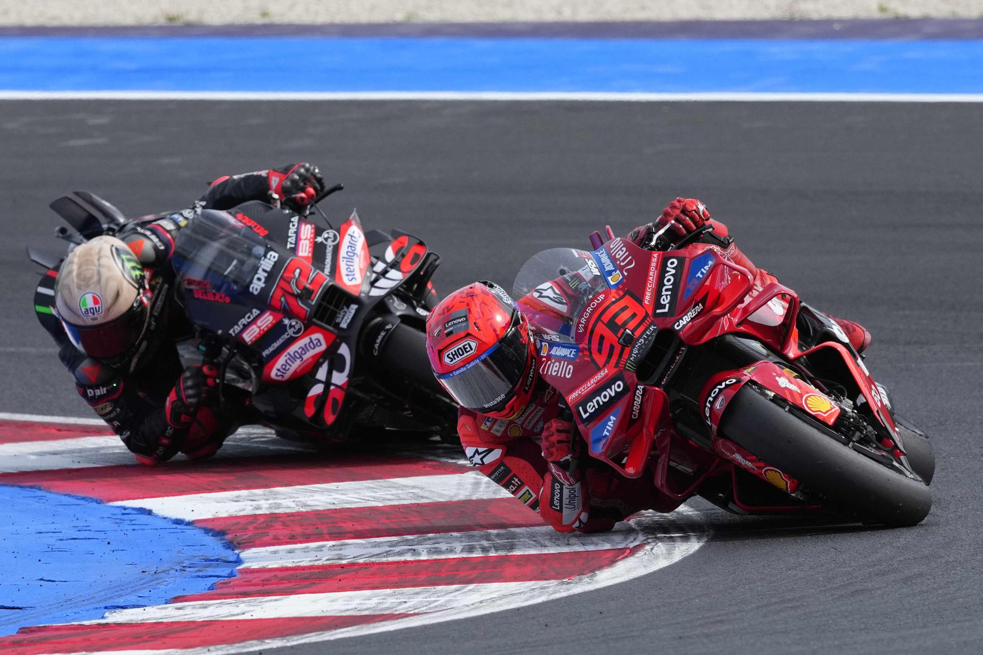 El piloto español del equipo Ducati Lenovo Team, Marc Márquezm(D), conduce su motocicleta durante la carrera de MotoGP del Gran Premio de San Marino y la Riviera de Rimini en el circuito mundial de Misano Marco Simoncelli en Misano Adriático, Italia. EFE/EPA/DANILO DI GIOVANNI
