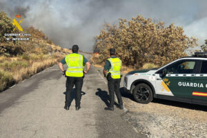 Miembros de la Guardia Civil observan este domingo un incendio forestal en la zona de Cuacos de Yuste (Cáceres), localizado entre la carretera que une el Monasterio y la localidad de Garganta la Olla. El incendio forestal declarado este domingo en el término municipal de Talayuela (Cáceres), próximo a viviendas aisladas, ha dejado de ser de nivel 1 de peligrosidad, una catalogación que tiene otro fuego que se ha iniciado en la localidad cacereña de Cuacos de Yuste, según ha informado la Consejería de Gestión Forestal y Mundo Rural. EFE/ Guardia Civil / Ministerio Del Interior  SOLO USO EDITORIAL SOLO DISPONIBLE PARA ILUSTRAR LA NOTICIA QUE ACOMPAÑA (CRÉDITO OBLIGATORIO)