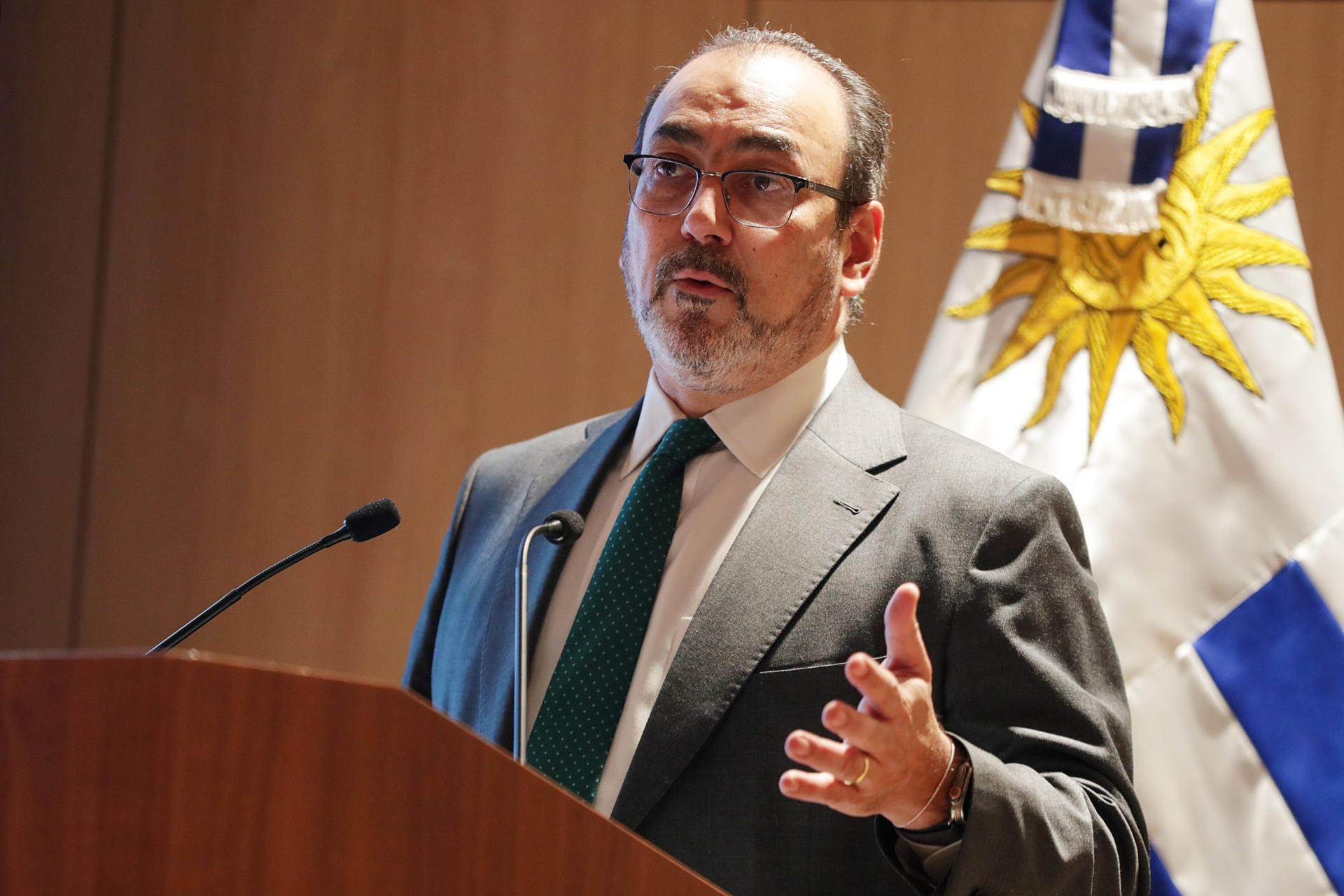 El presidente ejecutivo del CAF, Sergio Díaz-Granados, habla en la presentación del reporte del Banco de Desarrollo de América Latina-CAF 'Soluciones cercanas: el papel de los gobiernos locales y regionales en América Latina y el Caribe' este lunes, en la sede del CAF en Montevideo (Uruguay). EFE/ Alejandro Prieto