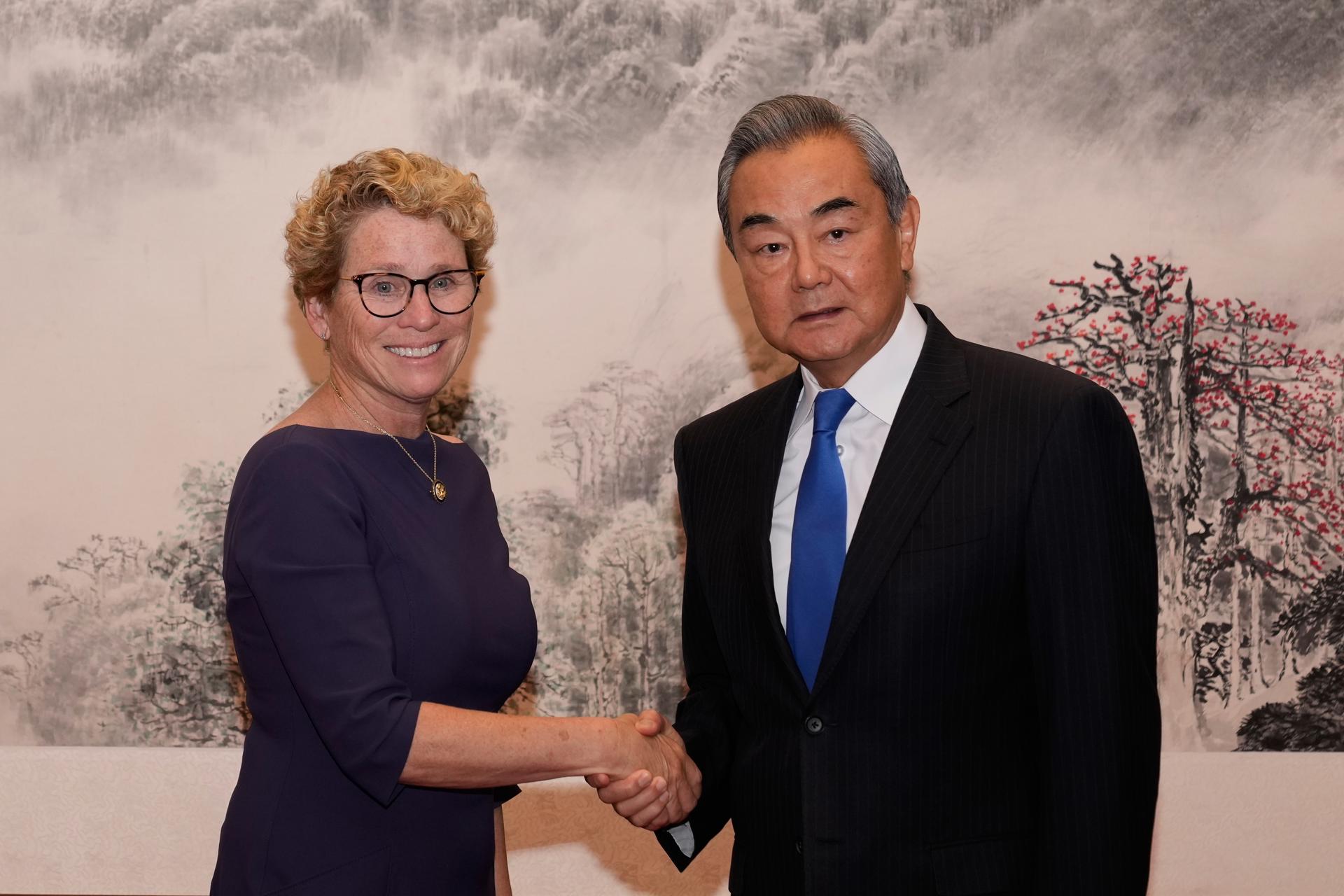 Chrissy Houlahan (i), House Armed Services Committee, estrecha la mano con el Ministro de Relaciones Exteriores de China, Wang Yi (d), mientras lidera un grupo bipartidista de legisladores estadounidenses para una reunión en el Gran Salón del Pueblo en Beijing, China. EFE/MAHESH KUMAR A.
