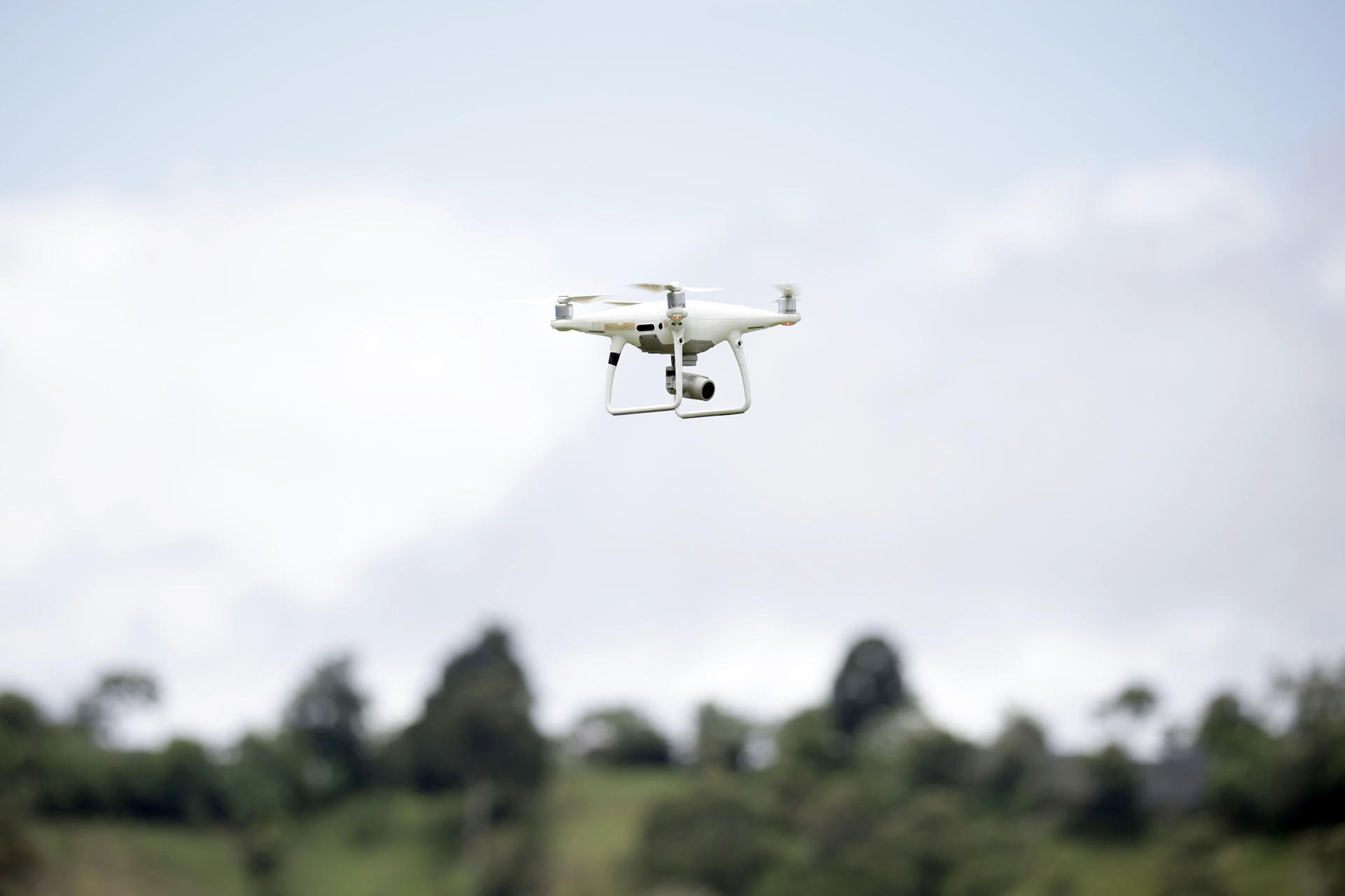Fotografía del 27 de agosto de 2025 que muestra a un dron usado para topografía en Turrialba (Costa Rica) EFE/Jeffrey Arguedas

