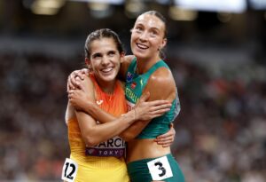 La española Marta García, (iz), cuarta de su serie con un tiempo de 14:56.96, logró el pase a la final de los 5.000 metros femeninos de los Mundiales de atletismo de Tokio.EFE/EPA/FRANCK ROBICHON