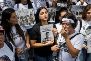 Aurora Silva (c), esposa del exdiputado opositor Freddy Superlano, detenido desde julio del año pasado, participa en una manifestación en Caracas (Venezuela), en una fotografía de archivo. EFE/ Miguel Gutiérrez