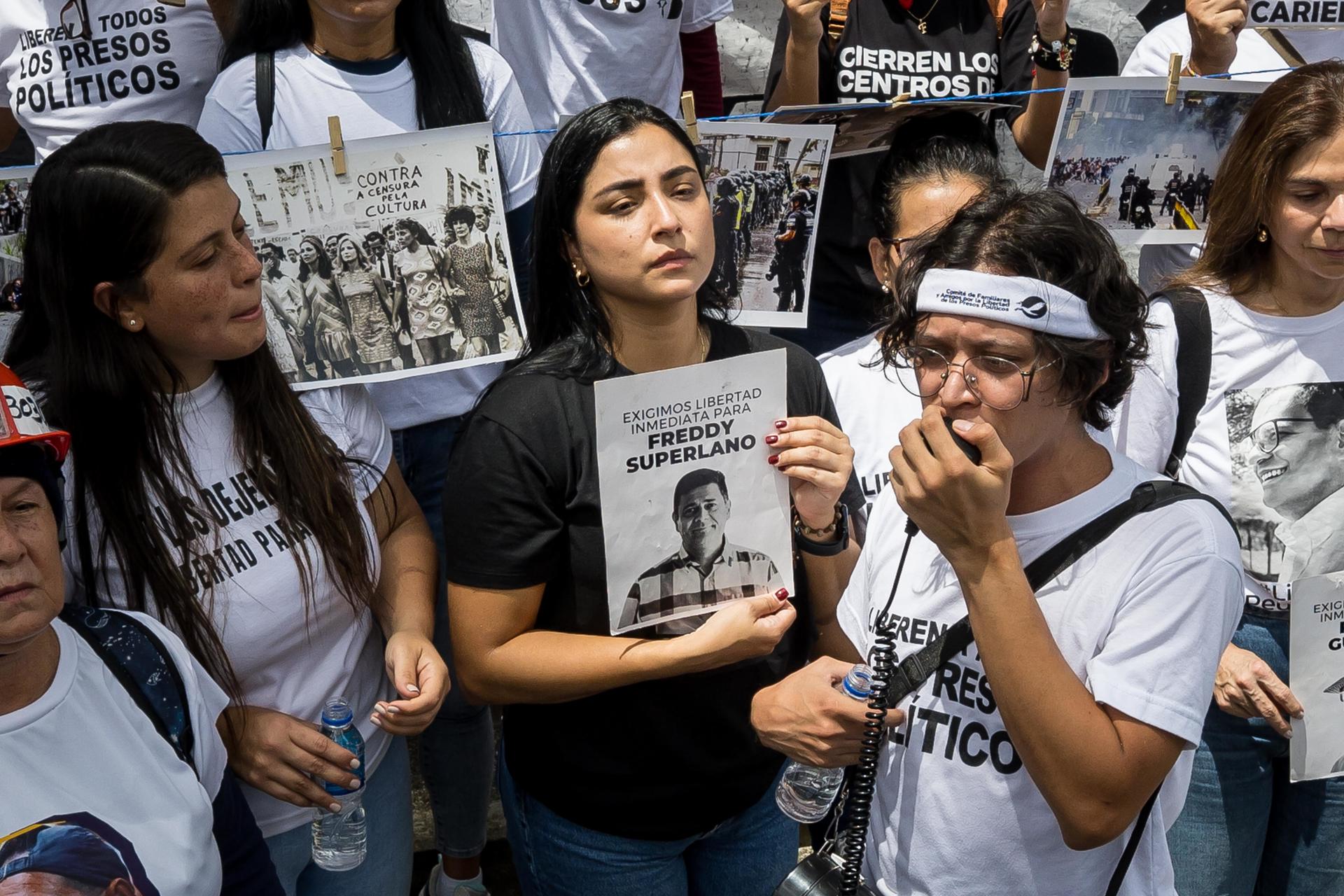 Aurora Silva (c), esposa del exdiputado opositor Freddy Superlano, detenido desde julio del año pasado, participa en una manifestación en Caracas (Venezuela), en una fotografía de archivo. EFE/ Miguel Gutiérrez