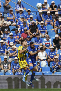 Nacho Vidal (i) salta con el defensa del Getafe Diego Rico. El jugador del Oviedo fue sustituido con un fuerte golpe en la cabeza. EFE/ J.J. Guillén