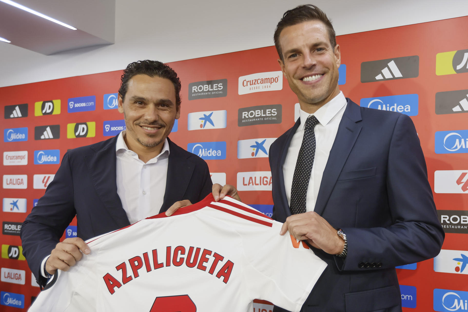 El defensa César Azpilicueta (d) junto al presidente del club, José María del Nido (i), este lunes durante su presentación como nuevo jugador del Sevilla FC. EFE/ José Manuel Vidal
