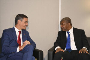 El jefe del Gobierno español, Pedro Sánchez (i), mantuvo este martes una reunión con el presidente de Angola, Joao Lourenço (d), en la que analizaron las expectativas de la cumbre Unión Europea-Unión Africana que se celebrará en Luanda el próximo mes de noviembre. EFE/Pool Moncloa/Borja Puig de la Bellacasa -