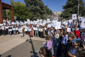 Ginebra, 18 sep (EFE).- Varios centenares de empleados de Naciones Unidas y agencias asociadas se manifestaron este jueves ante la sede europea de la ONU en Ginebra para mostrar su solidaridad con Gaza y con sus compañeros asesinados en el conflicto. EFE/EPA/MARTIAL TREZZINI