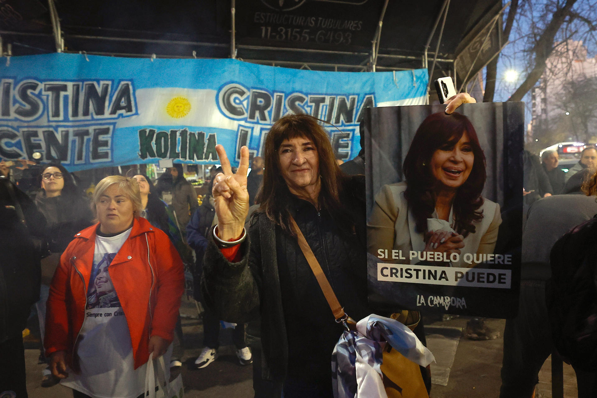 Un seguidor de la expresidenta de Argentina Cristina Fernández sostiene un cartel en cercanías a su residencia este lunes, en Buenos Aires (Argentina). EFE/ Juan Ignacio Roncoroni