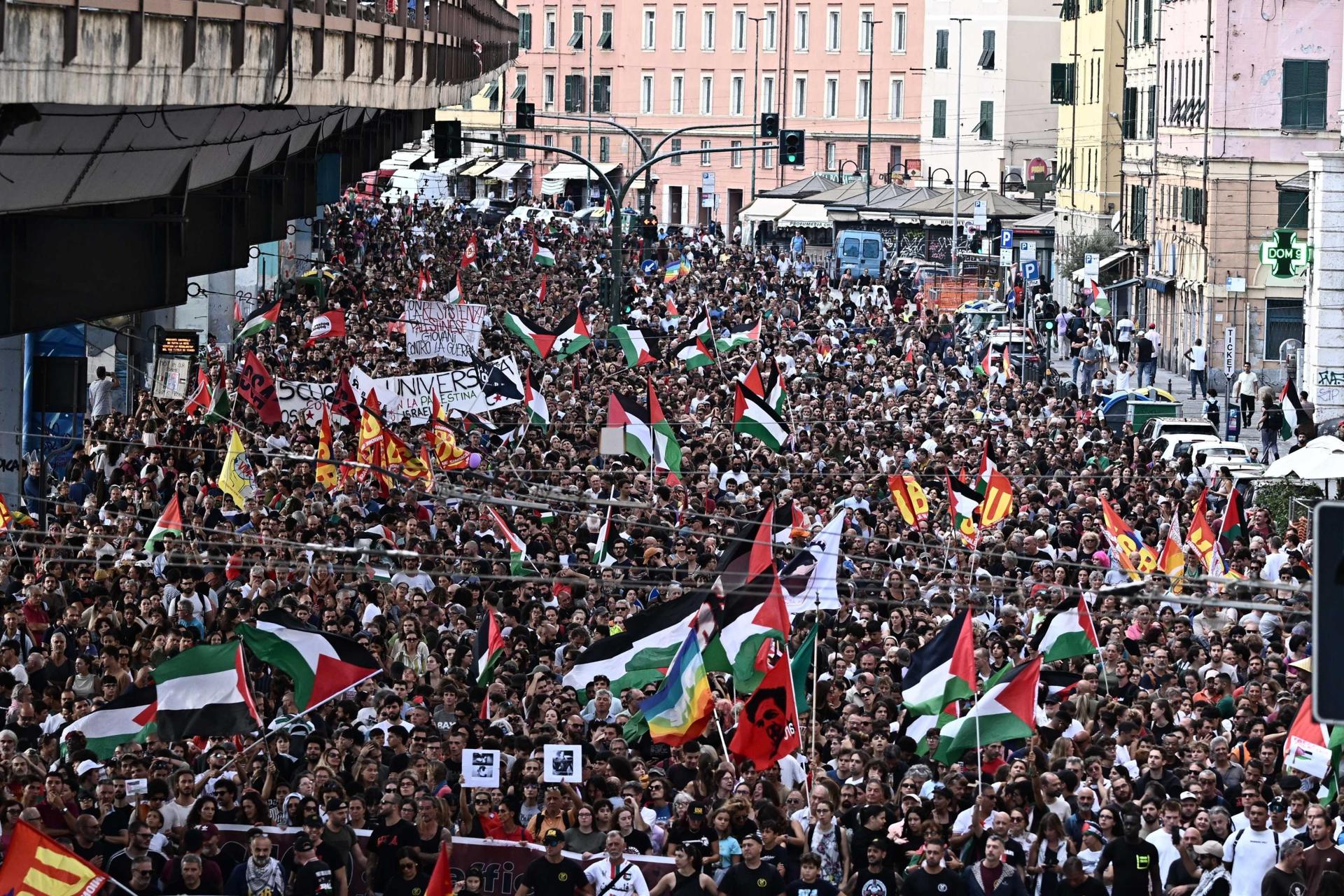 Genova (Italia), 22 sep (EFE).- Un total de 60 agentes del orden han resultado heridos y unas 18 personas fueron detenidas tras los disturbios ocurridos en las manifestaciones celebradas este lunes en varias ciudades italianas en protesta contra la ofensiva militar israelí en Gaza. EFE/EPA/LUCA ZENNARO
