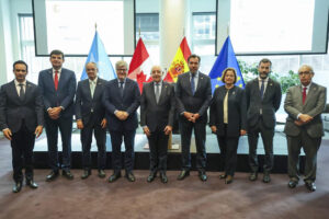 El Ministerio de Transportes y Movilidad Sostenible, a través de Aesa, Enaire y Senasa, ha firmado tres acuerdos con la Organización de Aviación Civil Internacional (OACI) para impulsar la dotación de personal en dicho organismo, así como mejorar la capacitación y la calidad de la formación en el sector aéreo, este miércoles en la sede de la OACI en Montreal (Canadá) en una ceremonia pública a la que ha asistido el ministro de Transportes y Movilidad Sostenible, Óscar Puente (4d). EFE/Ministerio de Transportes y Movilidad Sostenible