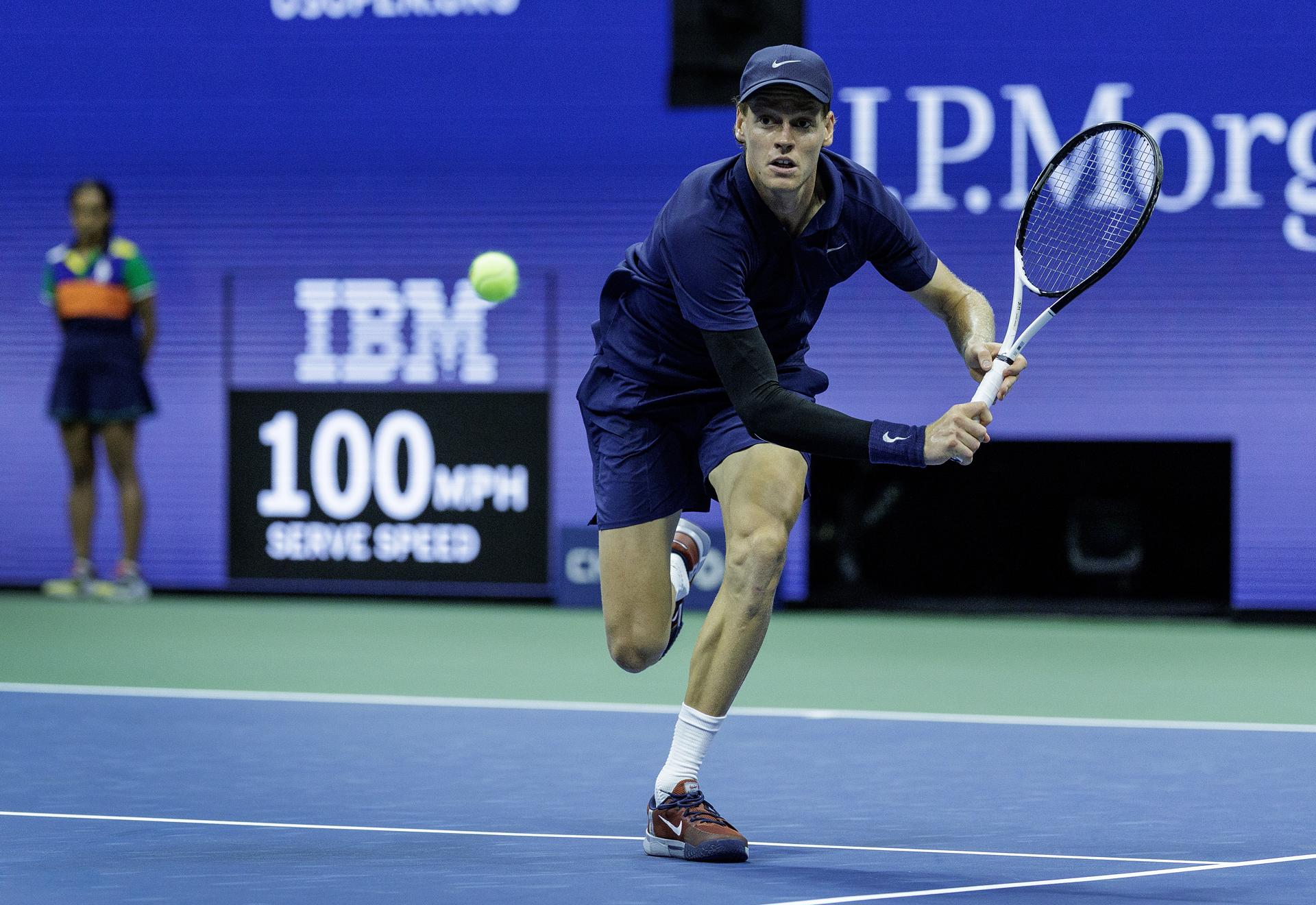 El italiano Jannik Sinner en acción contra el kazajo Alexander Bublik durante la cuarta ronda del Abierto de Tenis de EE.UU. en el Centro Nacional de Tenis USTA Billie Jean King en Flushing Meadows, Nueva York (EE.UU.). EFE/CRISTÓBAL HERRERA ULASHKEVICH