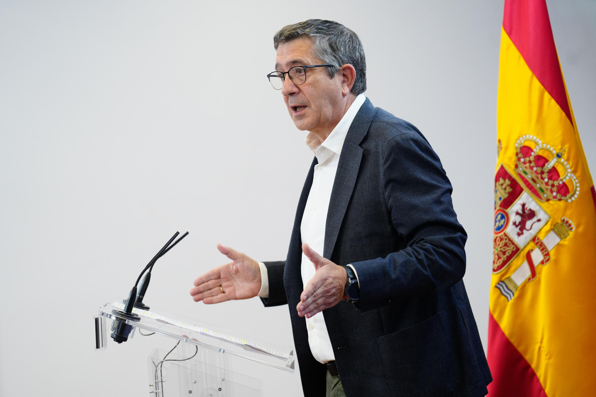 El portavoz del GPS en el Congreso, Patxi López, ofrece una rueda de prensa tras la reunión de la Junta de Portavoces en el Congreso en Madrid, este martes. EFE/ Borja Sanchez-Trillo