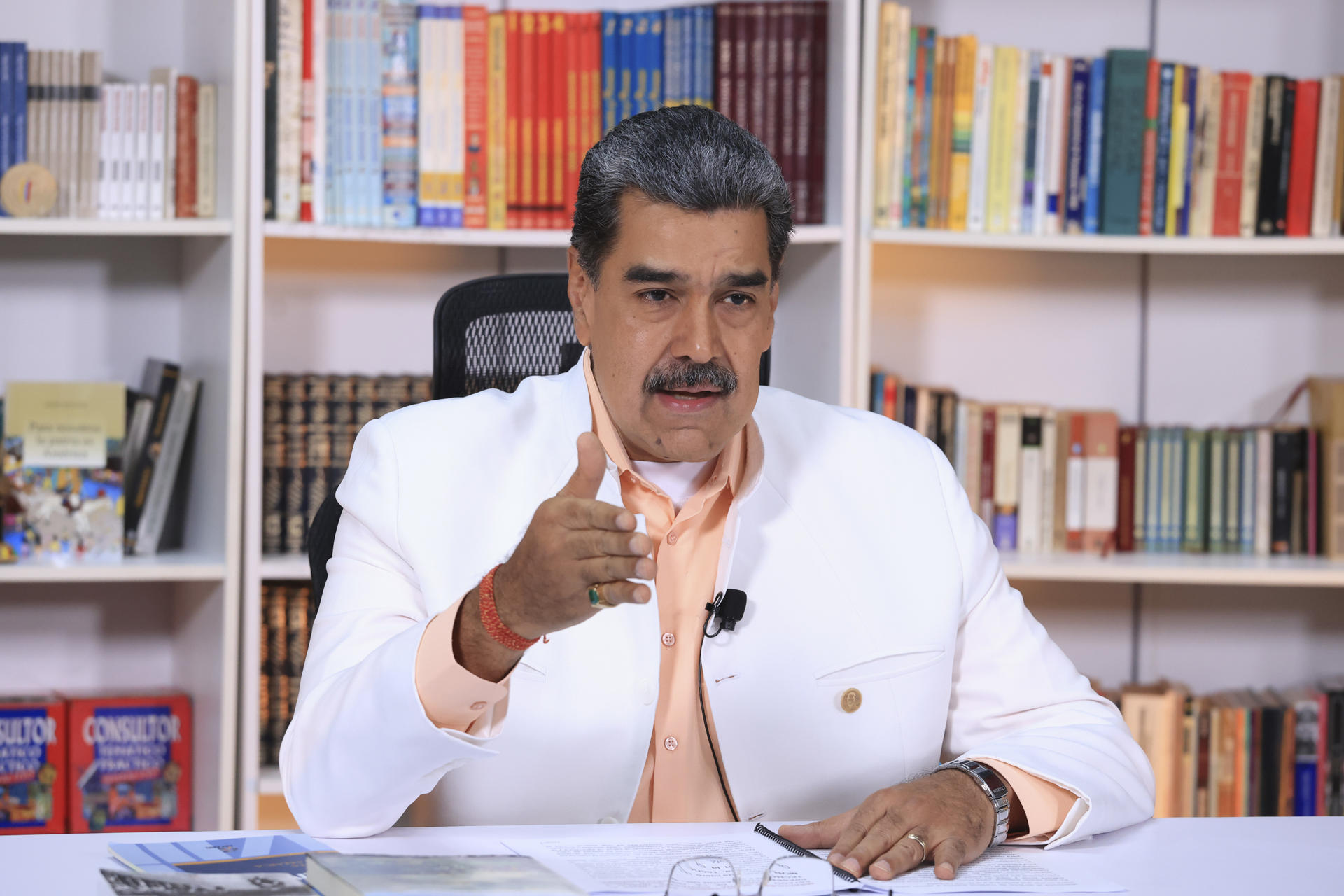 Fotografía cedida por Prensa Miraflores del presidente de Venezuela, Nicolás Maduro, hablando durante un acto de gobierno este lunes, en Caracas (Venezuela). EFE/ Prensa Miraflores /