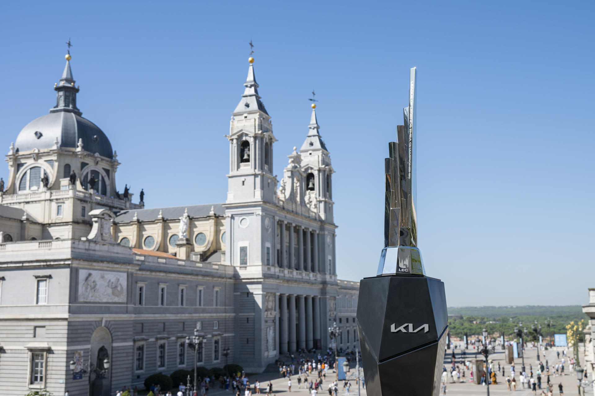 Fotografía tomada el 25 de septiembre 2025 del trofeo del Campeonato Europeo de League of Legends en Madrid. Madrid se transforma en el centro del universo ‘Gamer’. Concursos de 'Cosplay' (disfraces), actividades, la posibilidad de conocer a algunas de las estrellas de los 'e-sports' (deportes electrónicos) y la final europea de uno de los videojuegos más famosos del mundo de competición online, ‘League of Legends’. EFE/ Wojciech Wandzel/Riot Games SOLO USO EDITORIAL/SOLO DISPONIBLE PARA ILUSTRAR LA NOTICIA QUE ACOMPAÑA (CRÉDITO OBLIGATORIO)
