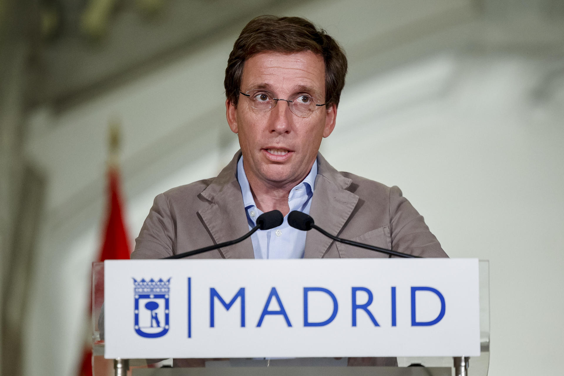 El alcalde de Madrid, José Luis Martínez Almeida, durante su comparecencia este domingo ante los medios de comunicación, tras la suspensión de la Vuelta Ciclista después de que los manifestantes hayan tomado las calles de Madrid por donde tendrían que pasar los deportistas, portando banderas de Palestina y tirando las vallas de seguridad, lo que ha provocado cargas policiales.-EFE/ Daniel González
