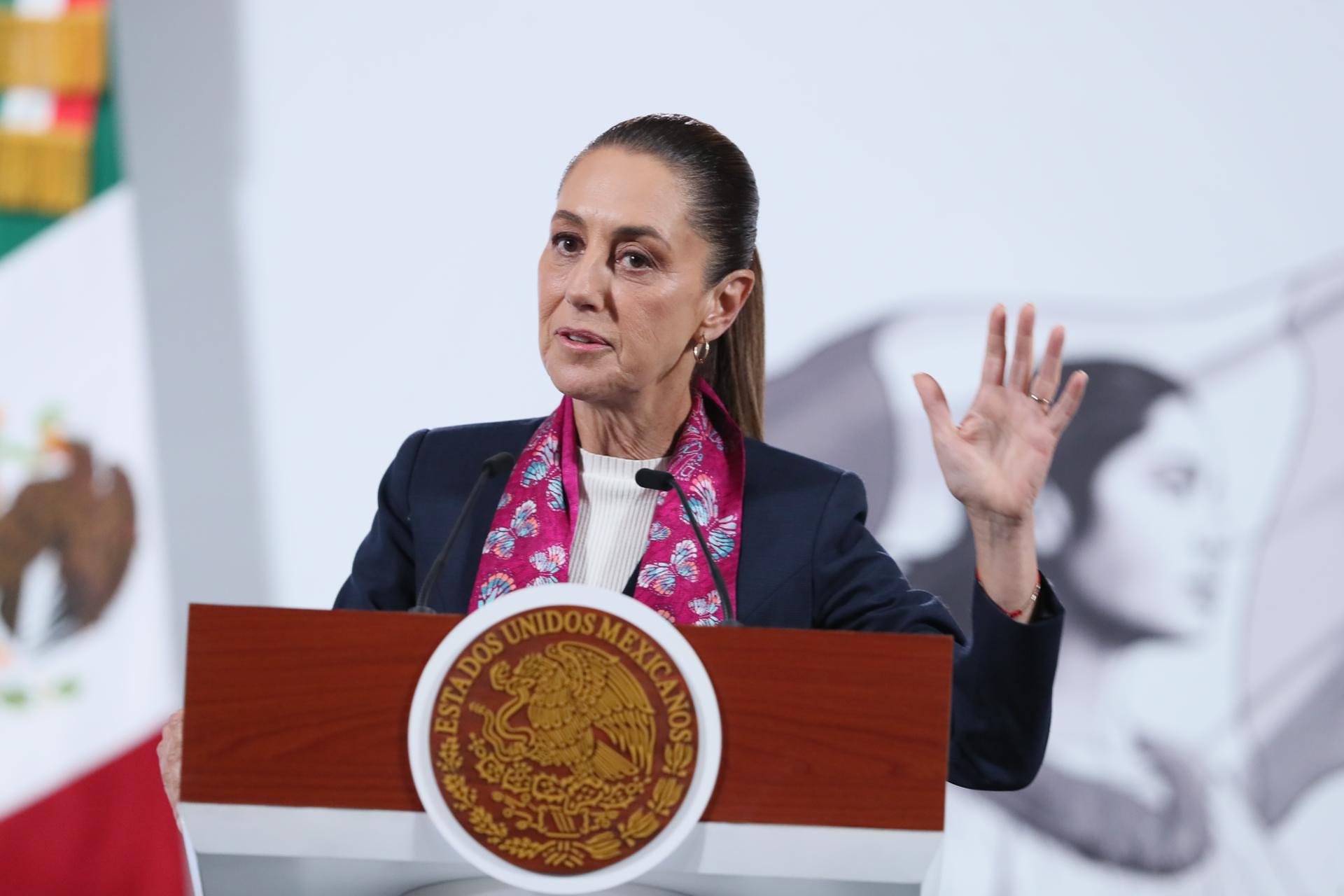 La presidenta de México, Claudia Sheinbaum, habla durante una rueda de prensa este martes en Palacio Nacional de la Ciudad de México (México). EFE/Mario Guzmán