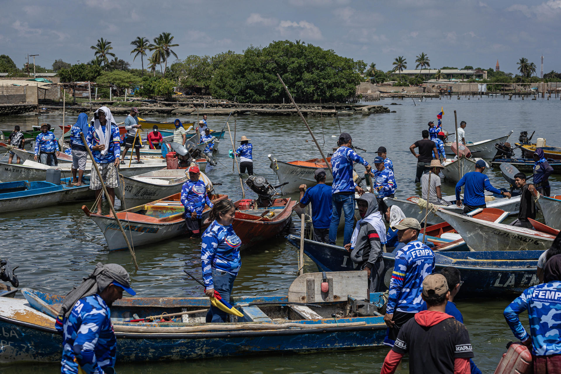 Decenas de pescadores venezolanos fueron captados este sábado, 20 de septiembre, al salir en flota para rechazar las "agresiones de Estados Unidos a Venezuela", en La Guaira (Venezuela). EFE/Ronald Peña