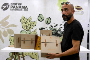 Serkan Sağsöz, de Julith Coffee, durante el acto de entrega del café este jueves, en Boquete (Panamá). EFE/ Marcelino Rosario