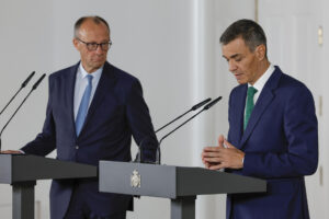 El presidente del Gobierno, Pedro Sánchez (d), ofrece una rueda de prensa junto al canciller de Alemania, Friedrich Merz, tras su encuentro este jueves en el Palacio de la Moncloa. EFE/ Zipi