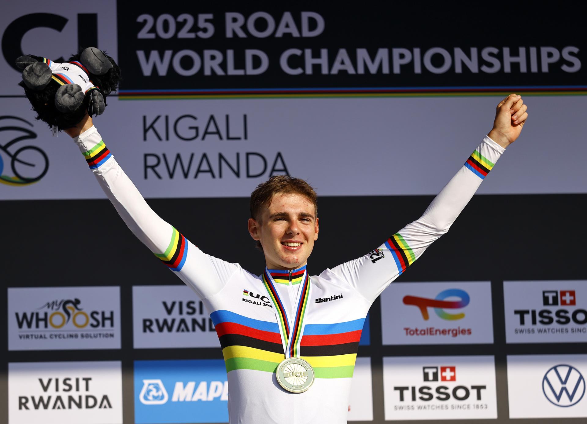 El italiano Lorenzo Mark Finn (Red Bull-Bora) se proclamó este viernes campeón del mundo U23 de ciclismo en ruta en el Mundial de Ruanda. EFE/EPA/KIM LUDBROOK
