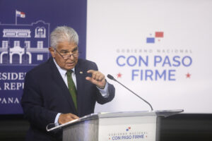 El presidente de Panamá, José Raúl Mulino, habla durante una rueda de prensa este jueves, en Ciudad de Panamá (Panamá). EFE/Carlos Lemos