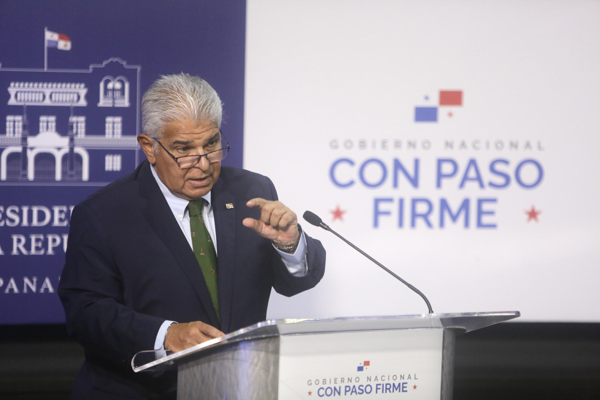 El presidente de Panamá, José Raúl Mulino, habla durante una rueda de prensa este jueves, en Ciudad de Panamá (Panamá). EFE/Carlos Lemos