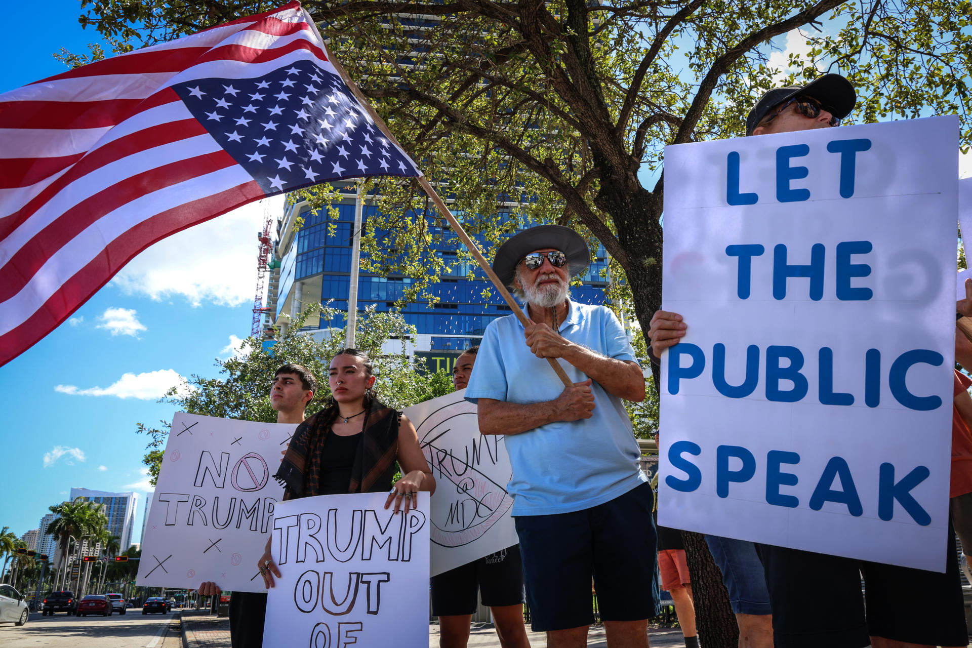 Un grupo de personas fue captado este lunes, 29 de septiembre, durante una protesta contra la construcción de la biblioteca presidencial de Donald Trump, en Miami (FL, EE.UU.). EFE/Giorgio Viera
