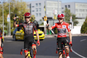El danés Jonas Vingegaard (d) celebra junto a su compañero Sepp Kuss, su primer puesto en La Vuelta, al comienzo de la última etapa. EFE/Javier Lizón
