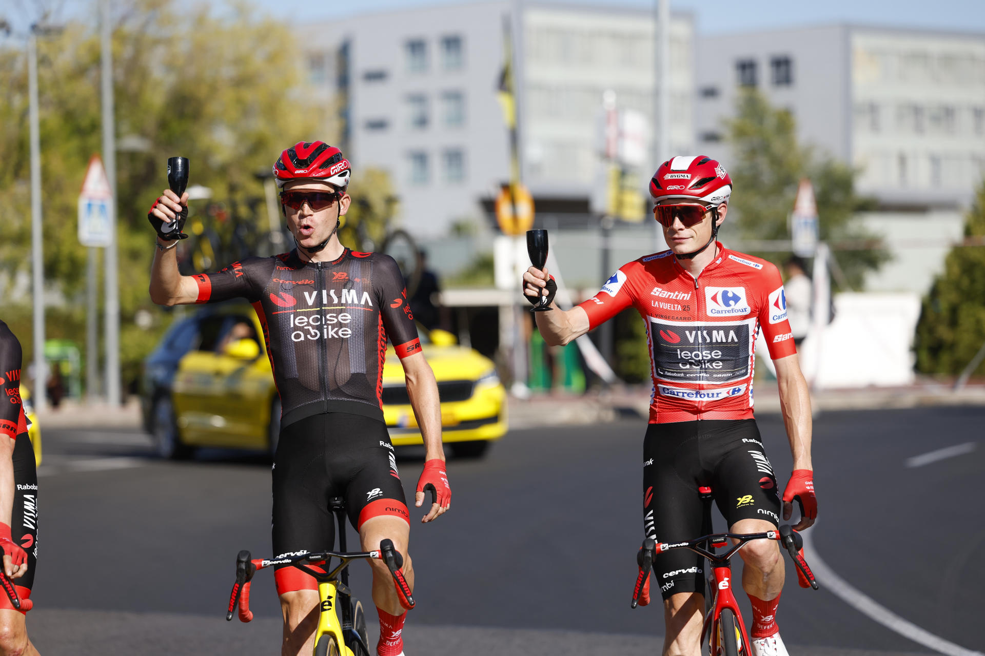 El danés Jonas Vingegaard (d) celebra junto a su compañero Sepp Kuss, su primer puesto en La Vuelta, al comienzo de la última etapa. EFE/Javier Lizón
