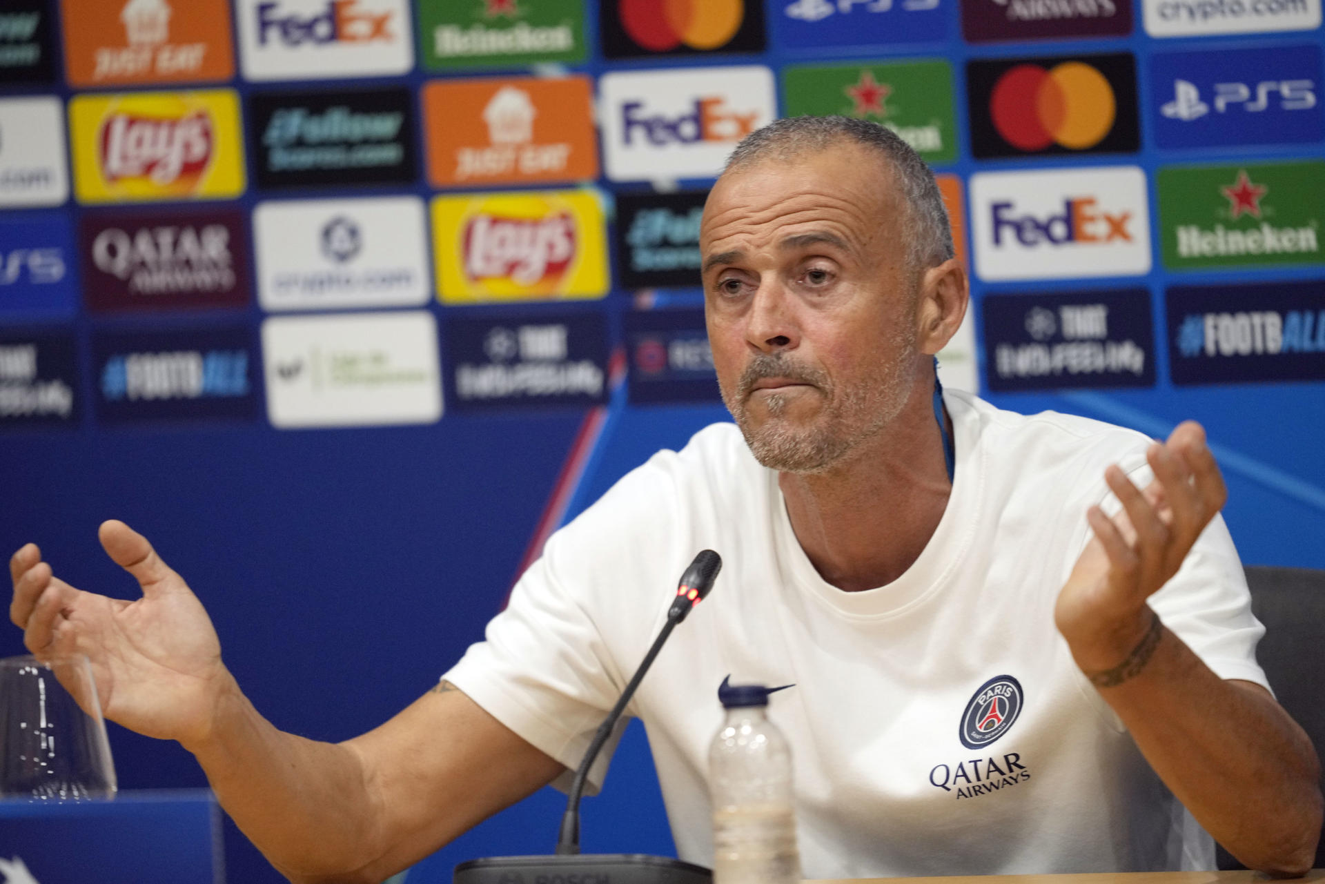 El entrenador del PSG Luis Enrique durante la rueda de prensa que ha ofrecido este martes en el Estadi Olímpic Lluis Companys donde mañana se enfrentarán al FC Barcelona en la segunda jornada de la Liga de Campeones. EFE/Alejandro García