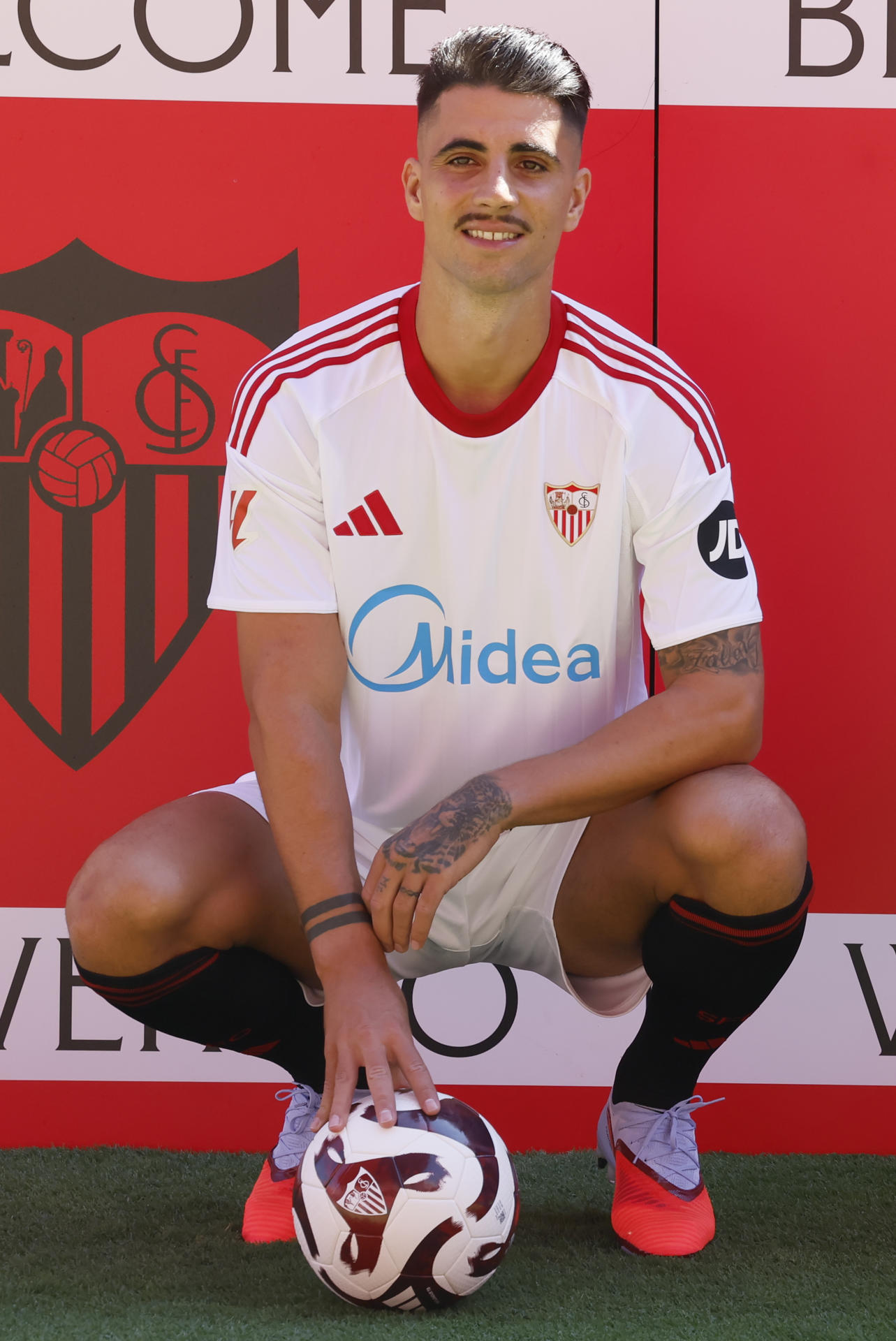 Presentación oficial del defensa central portugués Fábio Cardoso como nuevo jugador del Sevilla en el estadio Sánchez Pizjuán en la ciudad de Sevilla. EFE/ José Manuel Vidal