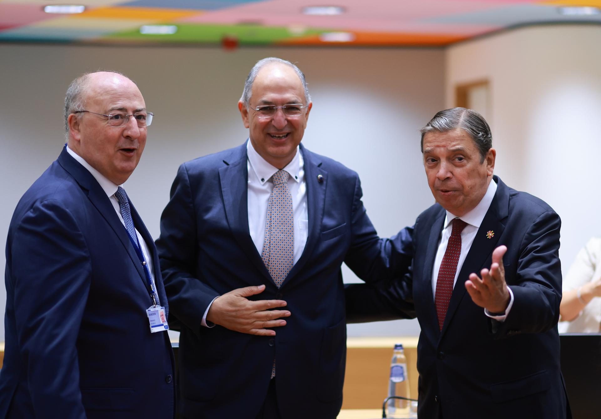 El Ministro Portugués de Agricultura y Pesca, José Manuel Fernandes; el Comisario Europeo de Pesca y Océanos, Costas Kadis, y el Ministro de Agricultura Español, Luis Planas, posan este lunes para una foto al inicio del Consejo Europeo de Agricultura y Pesca en Bruselas. EFE/EPA/OLIVIER HOSLET
