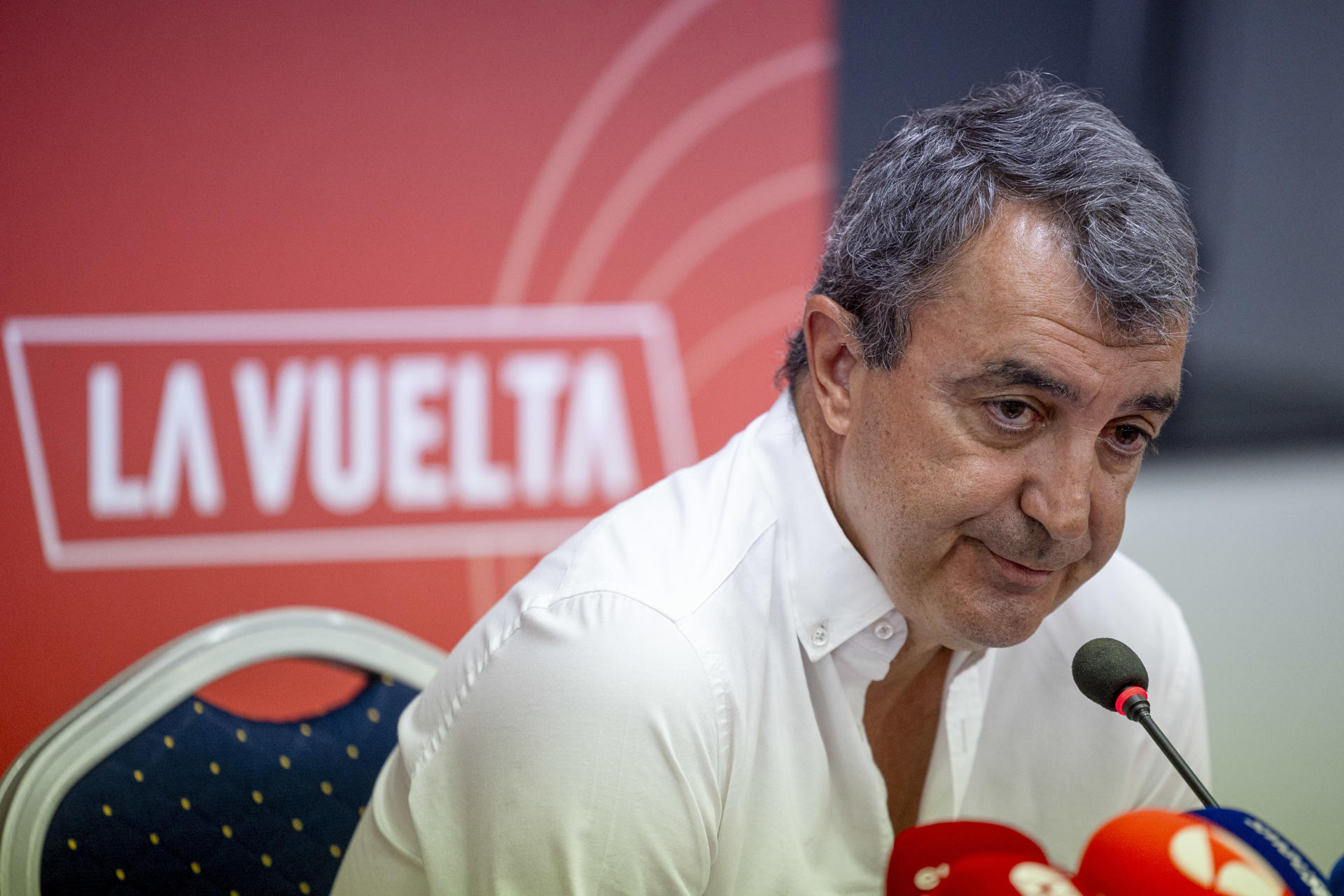 Javier Guillén, director de la Vuelta, en la rueda de prensa en la que explicó lo ocurrido durante la competición, con las protestas propalestinas que llevaron a la cancelación de la última etapa, el domingo en Madrid. EFE/ Daniel González