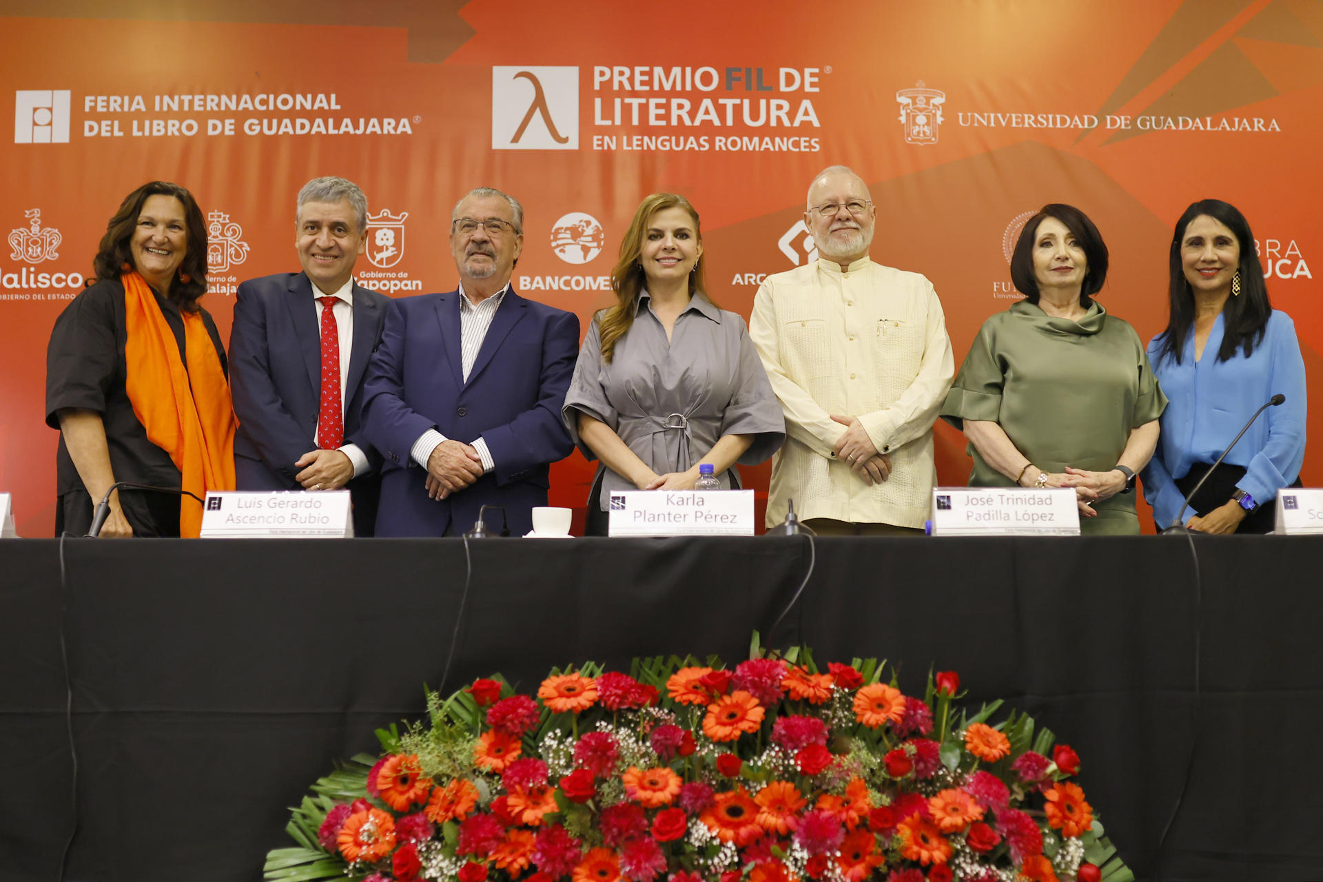 De izquierda a derecha, la portavoz del jurado Carmen Alemany, el vicerrector ejecutivo de la Universidad de Guadalajara (UDG), Héctor Solís, el secretario de Cultura de Jalisco, Luis Gerardo Ascencio, la rectora de la UDG, Karla Planter, el presidente de la Feria Internacional del Libro de Guadalajara (FIL), José Trinidad Padilla, la directora general de la FIL, Marisol Schulz, y la rectora del Centro Universitario de Ciencias Sociales y Humanidades de la UDG, Dulce Zuñiga, posan en una rueda de prensa este lunes, en Guadalajara (México). EFE/ Francisco Guasco