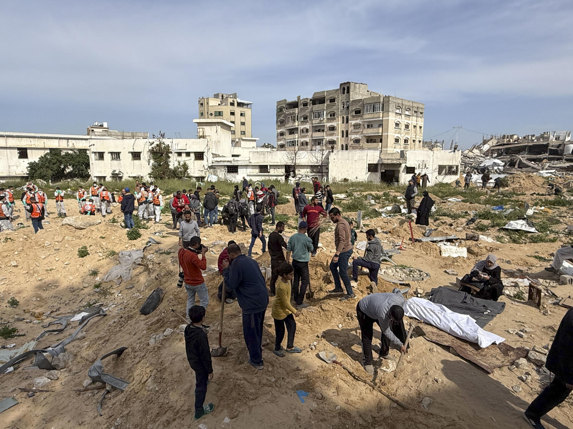 El exterior del hospital de Al Shifa de Gaza. EFE/Ahmad Awad