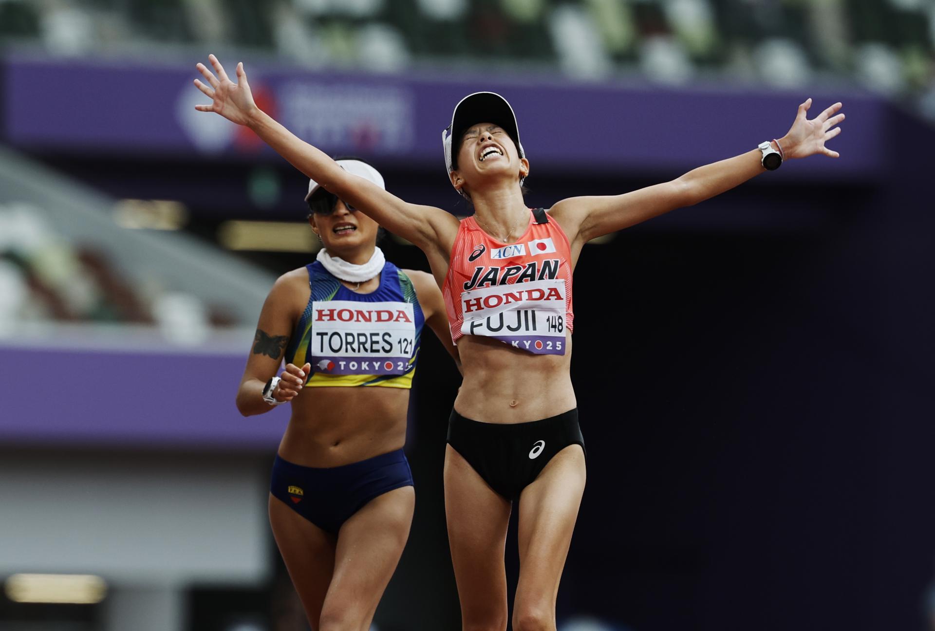 La japonesa Nanako Fuji celebra este sábado la medalla de bronce conquistada en la marcha de 20 kilómetros de los Mundiales de Atletismo que transcurren en Tokio. EFE/EPA/FRANCK ROBICHON