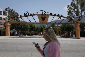 Fotografía de archivo que muestra a una persona que pasa por la puerta de The Walt Disney Studios en Burbank, California (EE. UU.). EFE/EPA/CAROLINE BREHMAN