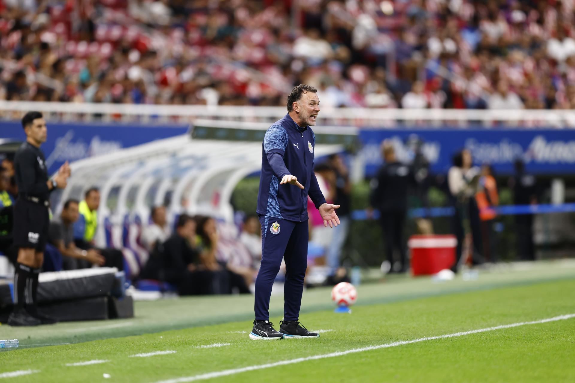 El entrenador del Guadalajara, Gabriel Milito, reacciona este martes en un partido de la Liga MX ante el Necaxa en el estadio Akron. EFE/ Francisco Guasco
