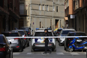 Un hombre permanece atrincherado, y posiblemente armado, en una vivienda de la localidad valenciana de Alfafar desde que la noche de este lunes mantuviera una discusión con un vecino y le hiriera gravemente de tres disparos de escopeta. EFE/ Kai Forsterling