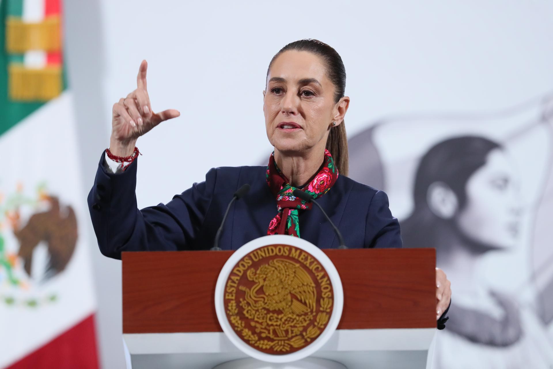 La presidenta de México, Claudia Sheinbaum, habla durante una rueda de prensa este martes, en Palacio Nacional de la Ciudad de México (México). EFE/ Mario Guzmán
